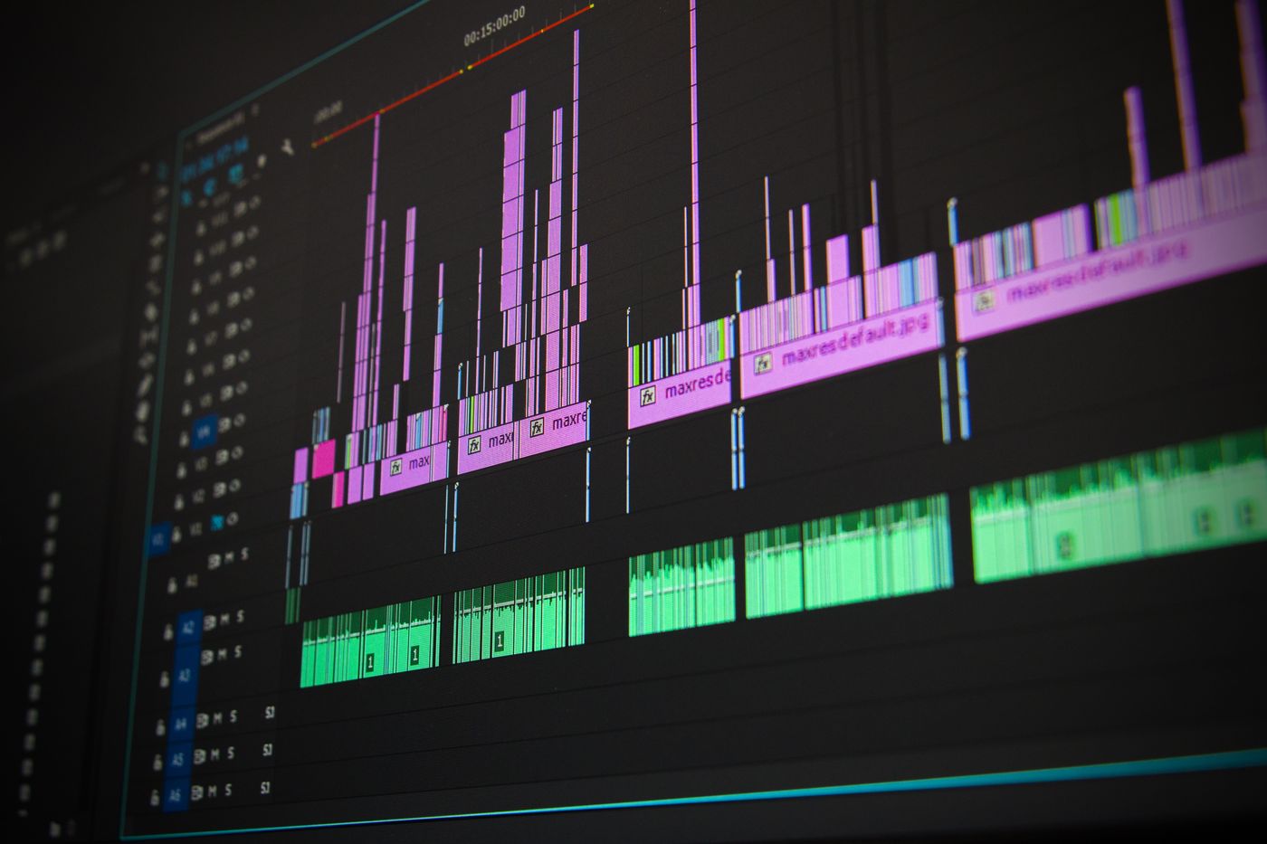 Linha do tempo de edição de vídeo em um monitor